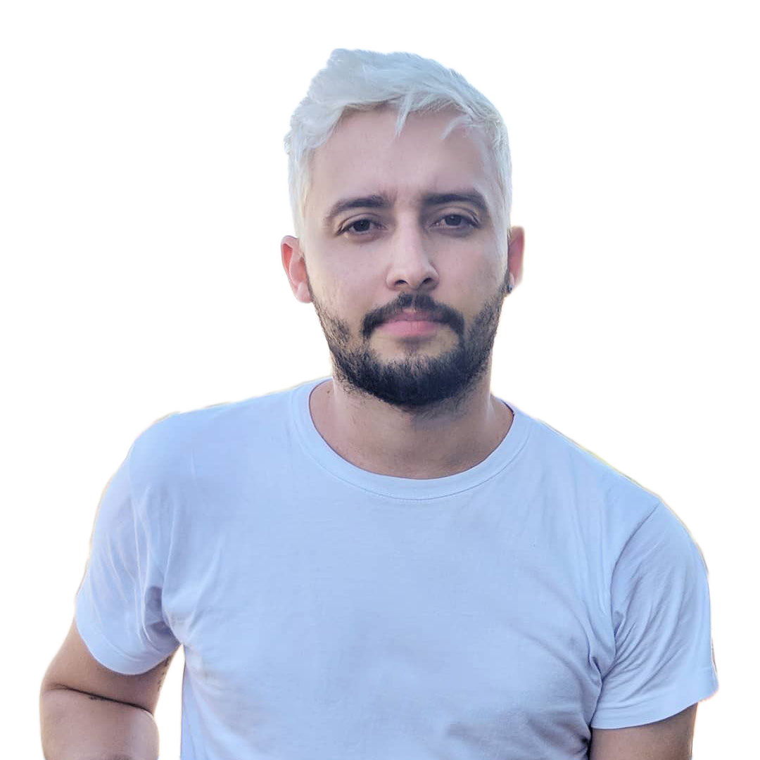 imagem mostra o profissional Matheus Ferreira com uma camiseta branca, cabelo descolorido e barba.